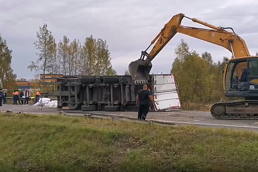Очевидцы сняли на видео перевернувшуюся фуру в Подмосковье