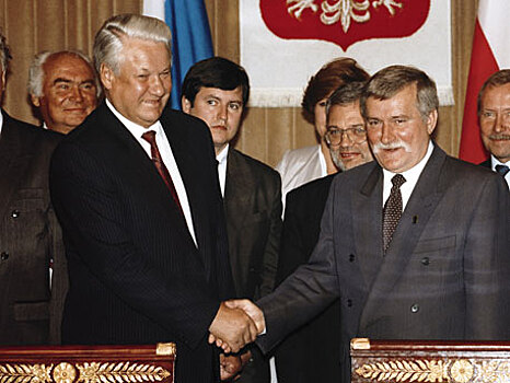 Расширение НАТО положил пьяный Ельцин в Варшаве - политолог