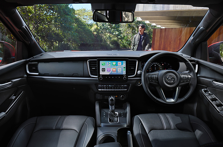 В салоне топового исполнения — иная приборка с дисплеем диагональю семь дюймов и мультимедийная система с девятидюймовым экраном. Предусмотрены разъёмы Type C, качество изображения с камеры заднего вида стало выше, а ещё добавлены динамические линии разметки. Также есть функция распознавания знаков и помощь при езде в пробке. Предложена и двухцветная обивка интерьера с чёрно-коричневыми сиденьями