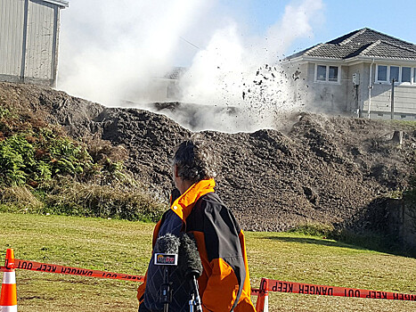 У дома на севере Новой Зеландии появилась яма, выбрасывающая на десятки метров кипящую грязь (ФОТО, ВИДЕО)