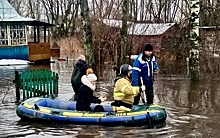 В Сараях Рязанской области МЧС вывезло семью из подтопленного дома на лодке