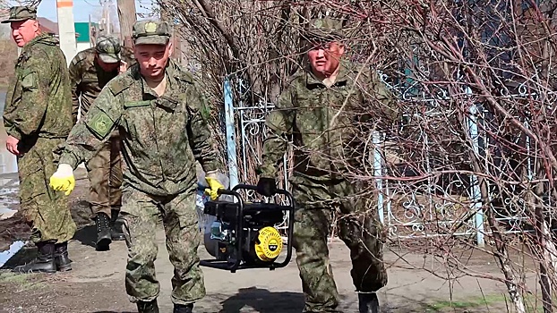 Военные помогли пострадавшим от паводка жителям Оренбуржья