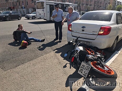 В центре Твери водитель Шевроле не заметил и сбил мотоциклиста