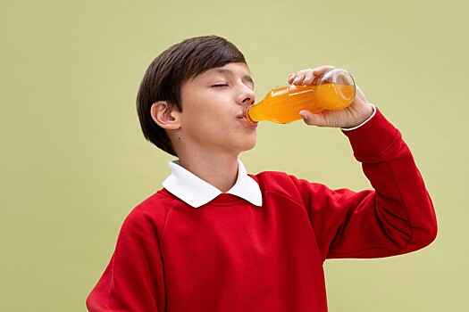 Разрешаете детям выпивать «под присмотром»? Остановитесь: учёные выяснили, чем это вредит