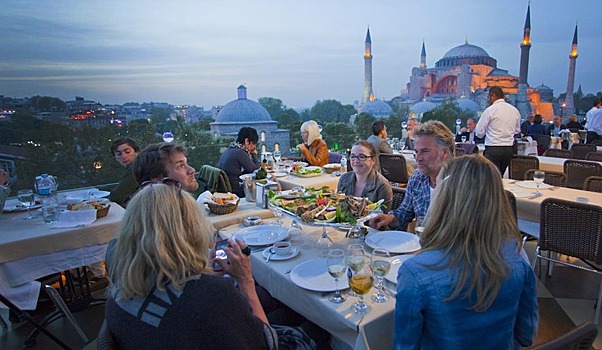 В Турции объяснили, что комендантский час не действует для туристов