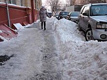 Сугробы препятствуют перемещению москвичей