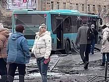 Неуправляемый автобус протаранил машины, задавил пешехода и снес остановку с людьми в Петербурге. Момент аварии попал на видео