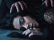 Charli XCX обжигает себя воском в клипе House к «Грозовому перевалу»