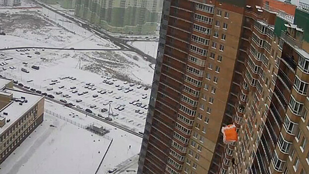 В Ленинградской области экстремал спрыгнул с крыши 27-этажки: видео