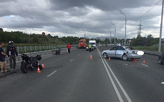 Мотоциклист попал в реанимацию после столкновения с иномаркой на улице Георгия Колонды