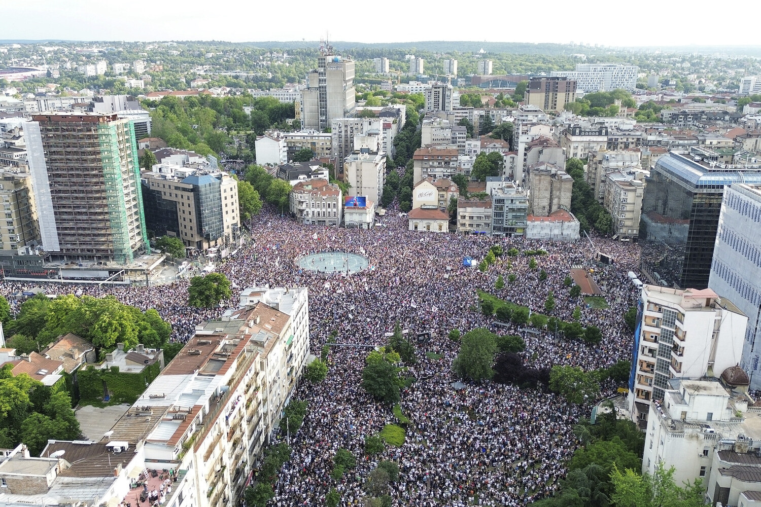 В Белграде тысячи студентов и оппозиционеров собрались на митинг против властей