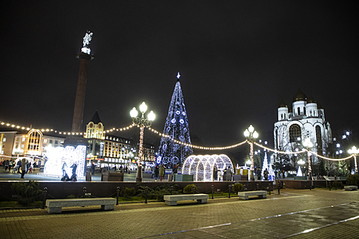 Установленная на площади Победы ёлка попала в список самых высоких в России
