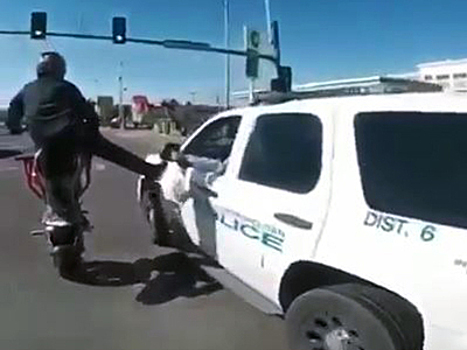 Видео: Лихач-мотоциклист оригинально дал пять полицейскому