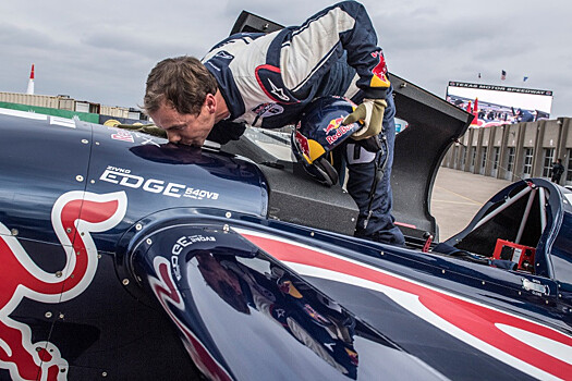 Чех Шонка впервые в истории выиграл чемпионат мира Red Bull Air Race