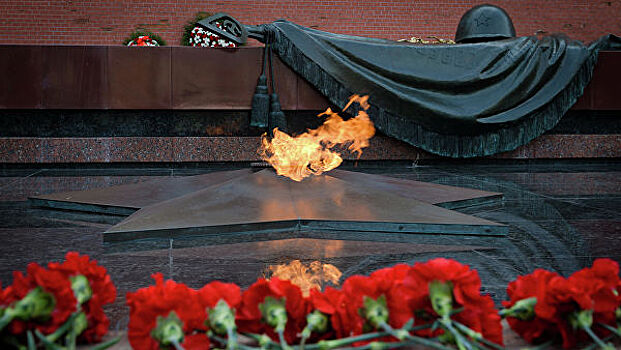 Руководители ФБР возложили цветы к могиле Неизвестного солдата в Москве