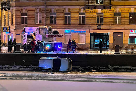 В Петербурге автомобиль вылетел на лед реки Фонтанки