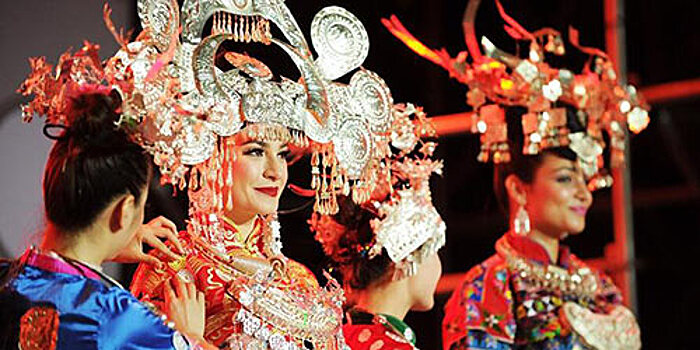 В Юго-Западном Китая прошел показ национальных костюмов