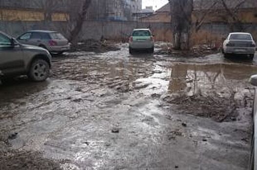 Жители поселка Речник жалуются, что проехать к ним можно только на танке