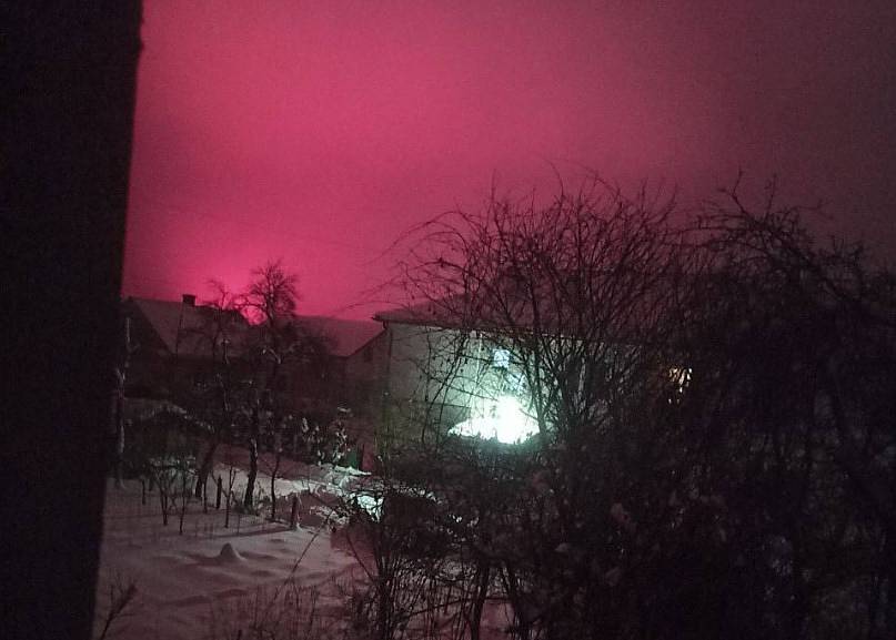 Небо над Львовщиной окрасилось в красный цвет после предполагаемого удара Орешником