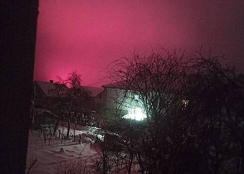 Небо над Львовщиной окрасилось в красный цвет после предполагаемого удара «Орешником»