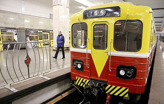 Выставка ретро-вагонов на станции метро "Партизанская". Фотогалерея