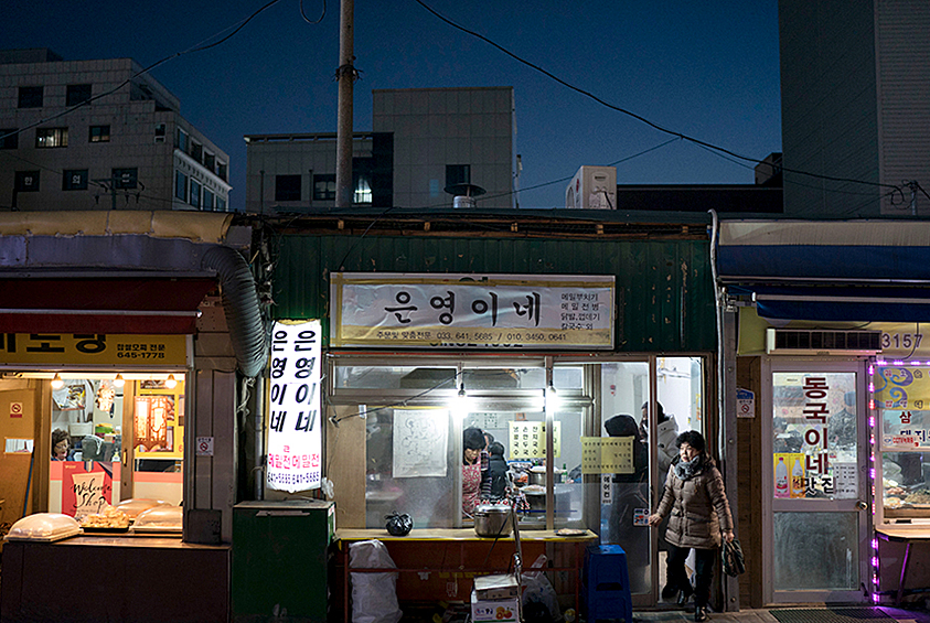 Туристические сайты обещают, что на рынке можно попробовать традиционные блюда корейской кухни: дакганчжён — курицу, жареную в сладком соусе; хотток – оладьи из рисовой муки, которые подаются с сыром или мороженым, и омук –рыбный пирог во фритюре на палочке