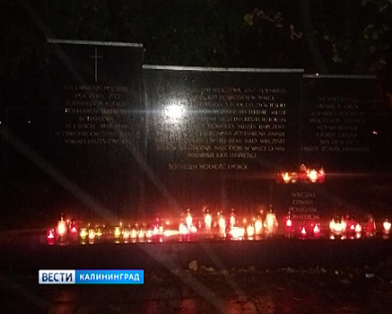 В Польше на памятниках советским солдатам зажгли сотни лампад