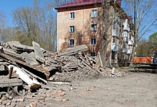 В Омске полностью снесли дом на Московке, где обрушился лестничный пролет