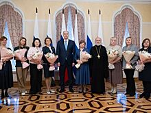 Денис Паслер встретился с жёнами и матерями свердловских защитников Отечества в преддверии Дня матери