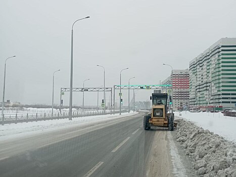 В Оренбурге коммунальщики расчищают улицы от снега