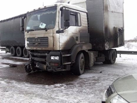 На трассе в Пензенской области легковушку зажали три большегруза