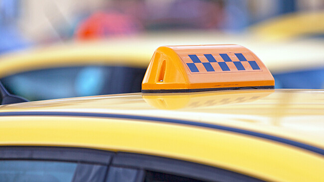 Эксперт: скакнувшие из-за снегопадов цены на такси уже не снизятся