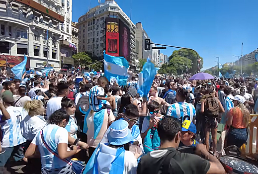 В Аргентине миллионы человек вышли праздновать победу на чемпионате мира. Футболистов эвакуировали на вертолётах