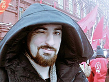 Энтео оштрафовали на сто рублей за бросок цветами в бюст Сталина