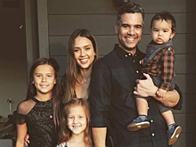 6 знаменитостей, которые встречаются с простыми людьми