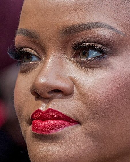 Рианна. По Рианне сразу видно, что она любит косметику, ведь на ней тонна (или около того) средств, судя по фото. Певица явно перестаралась с пудрой: текстура подчеркнута, волоски заметны, да и кожа смотрится нездоровой. Не самая лучшая реклама для Fenty Beauty by Rihanna.
