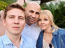 24-летний сын певицы Валерии тайно женился на своей однокласснице