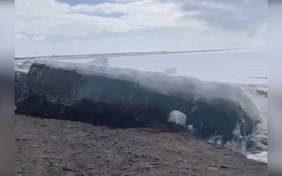 Гигантские глыбы льда «вспахали» российский пляж и попали на видео