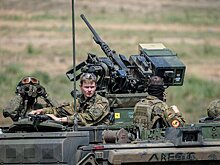 Вагенкнехт призвала вывести войска с российской границы
