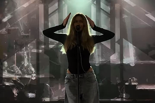 Певица Вера Брежнева выложила видео в облегающем боди