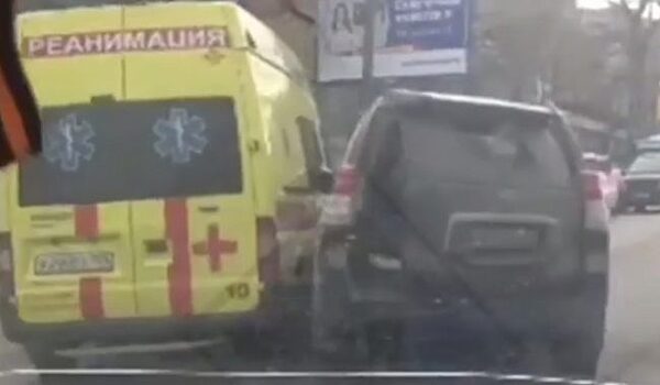Во Владивостоке перевернулся автомобиль, который протаранила другая машина