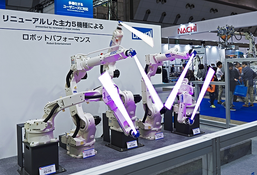 Роботы компании Daihen во время светового шоу на международной выставке роботов IREX в Токио.