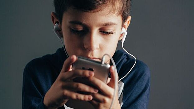 Психологическое давление, вредный контент и фейки: как защитить детей в интернете