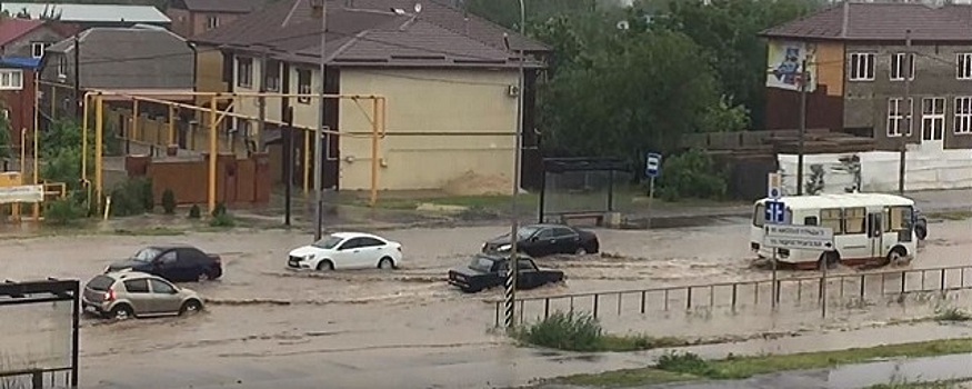 В Волгограде из-за ливня затопило дорогу к дому губернатора