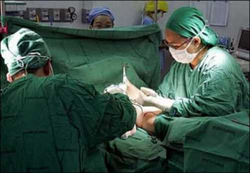Индийские хирурги избавили ребенка от лишней пары рук и ног