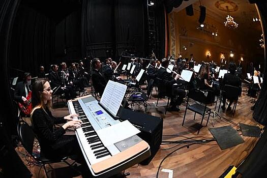 В Челябинской филармонии прошел концерт Олега Митяева и симфонического оркестра