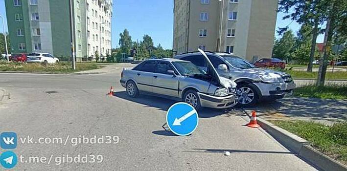 В Калининграде две машины не поделили дорогу, в аварии пострадала 7-летняя девочка