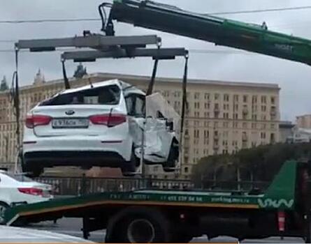 Один человек пострадал при столкновении двух автомобилей на Новоарбатском мосту