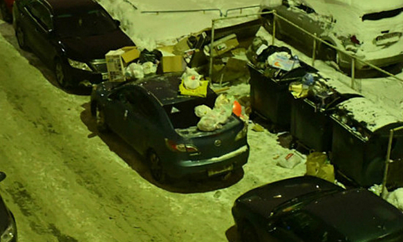 Жители Мурманска завалили мусором машину, чей водитель загородил помойку