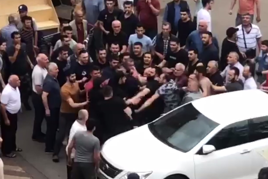 Массовы драки видео. Толпа армян.